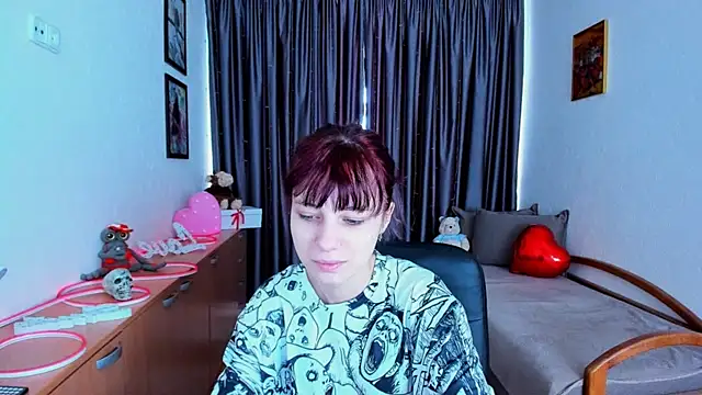 Snapshot of MiniLysii chatting on June 4, 5:57 am MiniLysii online show from June 4, 5:57 am