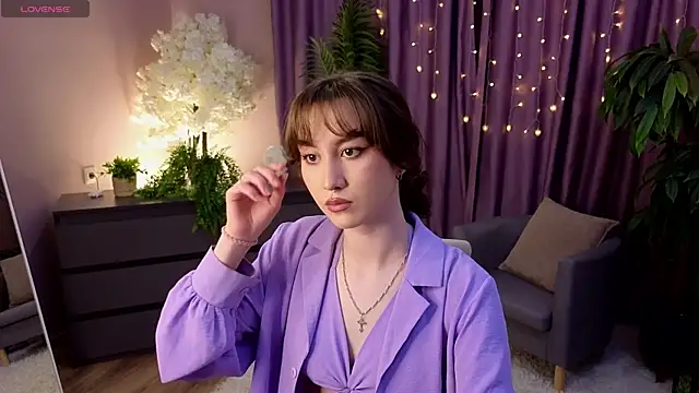 Snapshot of LouiseEvans chatting on April 28, 11:37 am LouiseEvans online show from April 28, 11:37 am