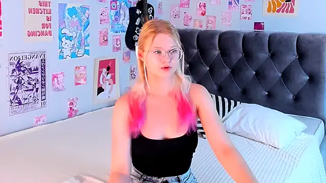 LunariaFox online show from June 4, 2:23 pm