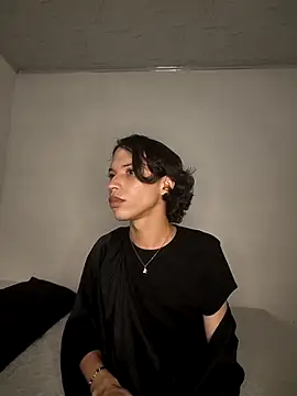 LONDON ROSE online show from April 28, 10:15 pm