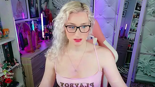 Snapshot of Madame_Blonde chatting on June 3, 1:57 pm Madame Blonde online show from June 3, 1:57 pm