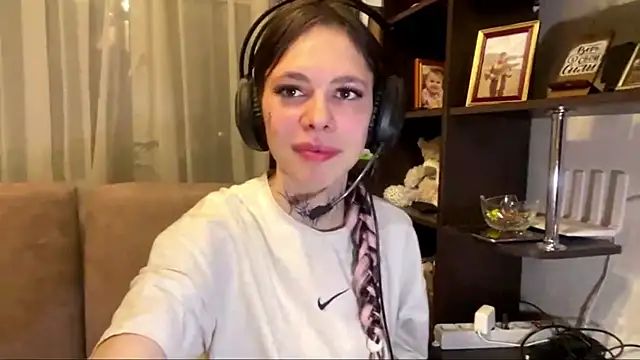 Snapshot of TuZezima chatting on May 14, 7:09 pm TuZezima online show from May 14, 7:09 pm