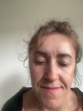 Snapshot of Avokadoo chatting on May 14, 9:38 am Avokadoo online show from May 14, 9:38 am