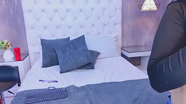 CarolineOlsen online show from June 7, 12:04 am