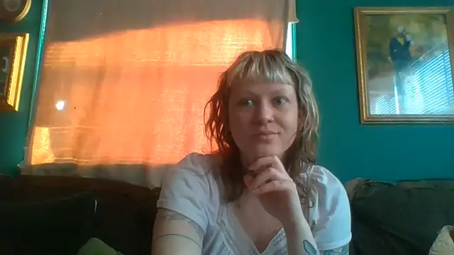 Snapshot of RosieSwitchBitch chatting on June 5, 11:05 am RosieSwitchBitch online show from June 5, 11:05 am