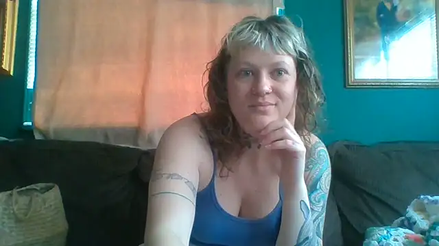 Snapshot of RosieSwitchBitch chatting on June 15, 10:39 am RosieSwitchBitch online show from June 15, 10:39 am