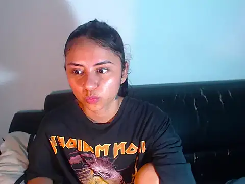 Snapshot of BellaLuxxs chatting on June 4, 11:00 pm BellaLuxxs online show from June 4, 11:00 pm