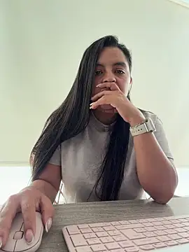 Just Adri online show from April 24, 7:27 pm