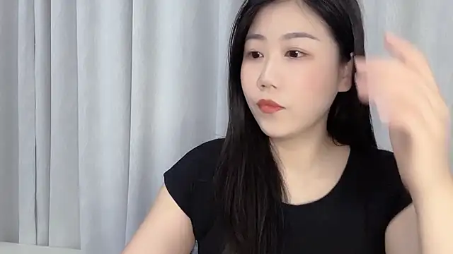 Snapshot of F-Yuwei chatting on April 28, 1:05 pm F-Yuwei online show from April 28, 1:05 pm