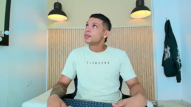 Snapshot of Brandon_Mercuri chatting on May 19, 12:44 pm Brandon Mercuri online show from May 19, 12:44 pm