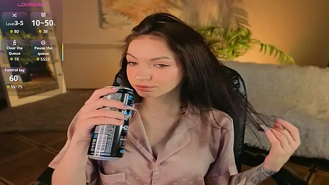 Snapshot of Luna_Come chatting on June 4, 6:52 am Luna Come online show from June 4, 6:52 am