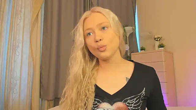 Snapshot of MidnightPoise chatting on June 26, 5:23 am MidnightPoise online show from June 26, 5:23 am