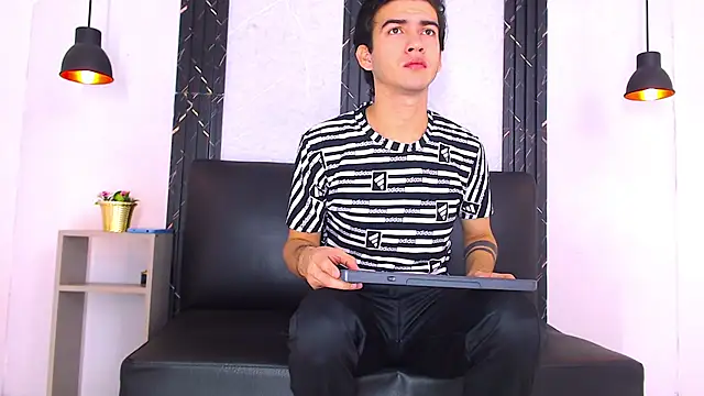 Snapshot of Feiccer_Castquer chatting on April 27, 11:30 am Feiccer Castquer online show from April 27, 11:30 am