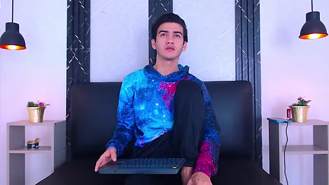 Snapshot of Feiccer_Castquer chatting on April 28, 11:15 am Feiccer Castquer online show from April 28, 11:15 am