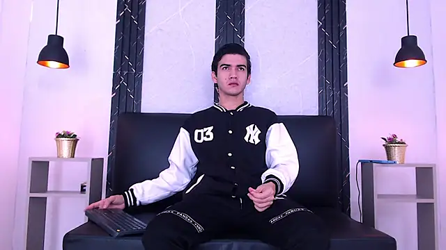 Snapshot of Feiccer_Castquer chatting on May 10, 11:15 am Feiccer Castquer online show from May 10, 11:15 am