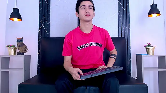 Snapshot of Feiccer_Castquer chatting on May 14, 11:17 am Feiccer Castquer online show from May 14, 11:17 am