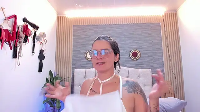 Snapshot of SamyandAllison chatting on July 10, 9:06 pm SamyandAllison online show from July 10, 9:06 pm
