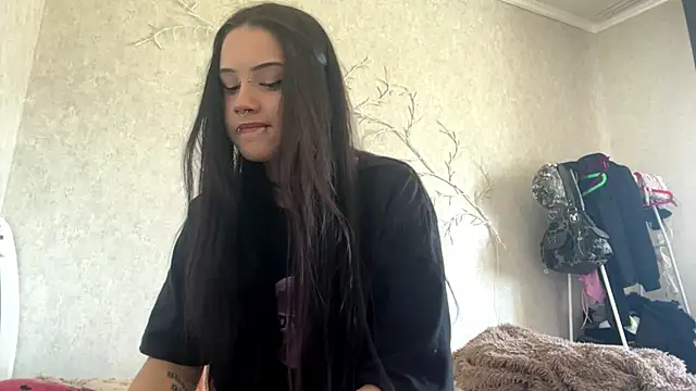Snapshot of LouisePavlides chatting on May 27, 1:30 pm LouisePavlides online show from May 27, 1:30 pm