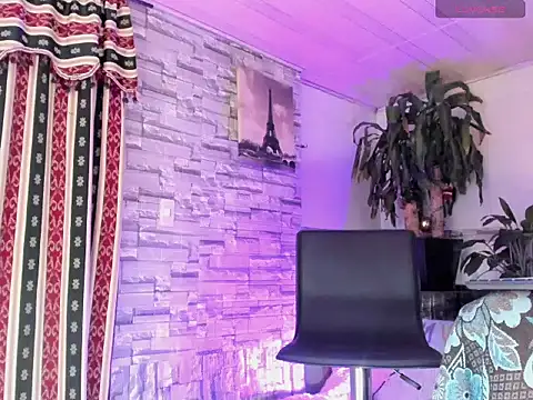 Snapshot of BeautyCatalella1 chatting on May 4, 1:40 pm BeautyCatalella1 online show from May 4, 1:40 pm