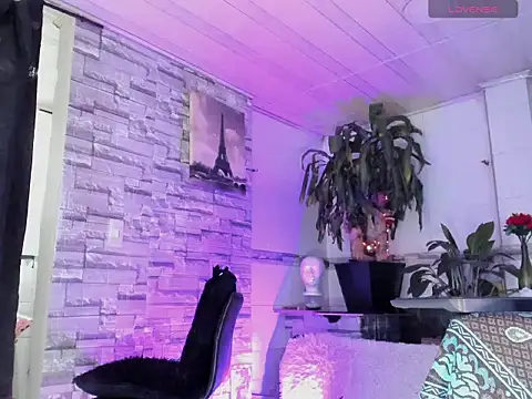 Snapshot of BeautyCatalella1 chatting on May 7, 12:43 pm BeautyCatalella1 online show from May 7, 12:43 pm