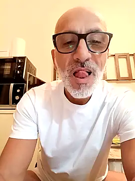 Snapshot of circusmale chatting on May 17, 11:34 pm circusmale online show from May 17, 11:34 pm