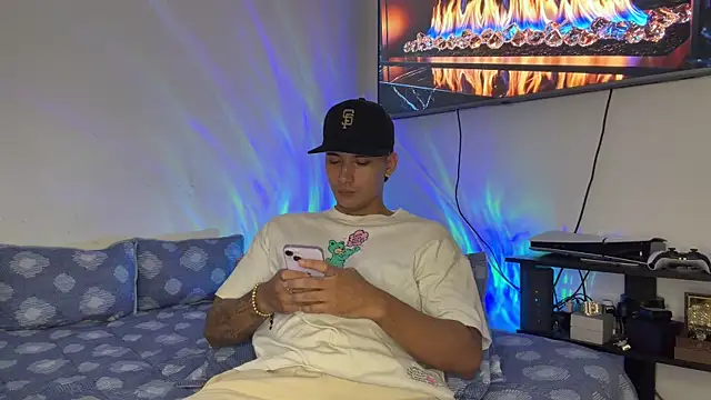 Snapshot of SexxxySquirterStev777 chatting on June 4, 2:34 pm SexxxySquirterStev777 online show from June 4, 2:34 pm