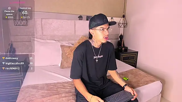Snapshot of TysonRiggs chatting on June 5, 12:33 pm TysonRiggs online show from June 5, 12:33 pm