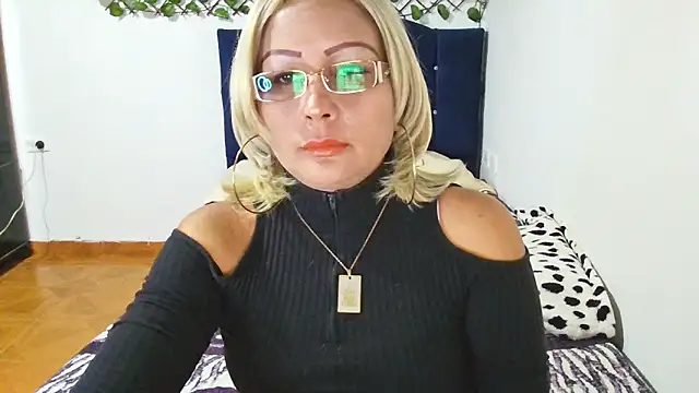 Snapshot of MoonCampbell_ chatting on June 4, 10:16 pm MoonCampbell online show from June 4, 10:16 pm