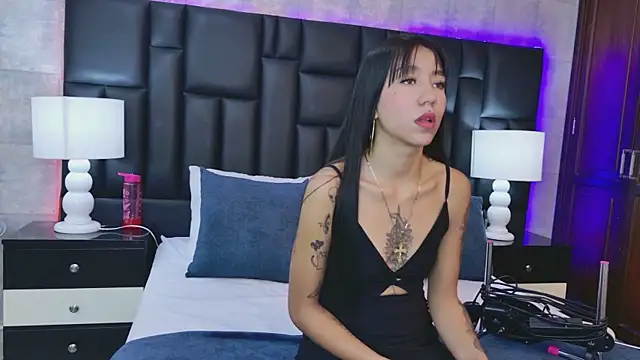 Snapshot of VioletSweetts chatting on May 9, 7:52 pm VioletSweetts online show from May 9, 7:52 pm