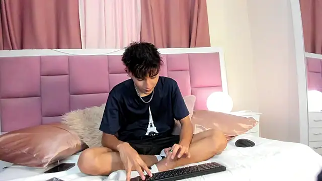 Snapshot of christopher_robin4 chatting on May 8, 7:30 pm christopher robin4 online show from May 8, 7:30 pm
