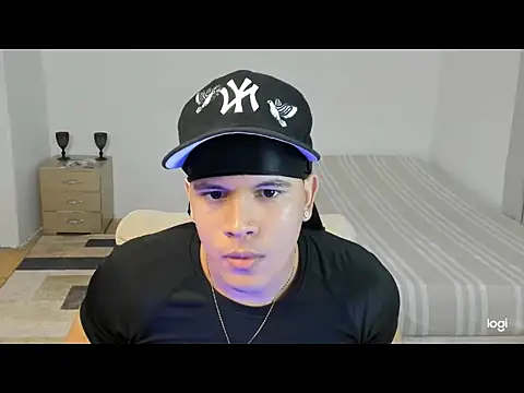 Snapshot of sant_wahlberg chatting on May 6, 3:57 am sant wahlberg online show from May 6, 3:57 am