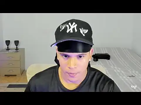 Snapshot of sant_wahlberg chatting on May 7, 10:15 pm sant wahlberg online show from May 7, 10:15 pm