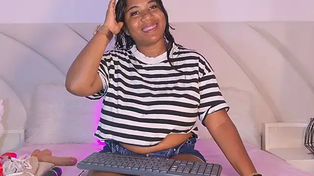 Snapshot of LaylaRhodes chatting on July 18, 2:32 pm LaylaRhodes online show from July 18, 2:32 pm
