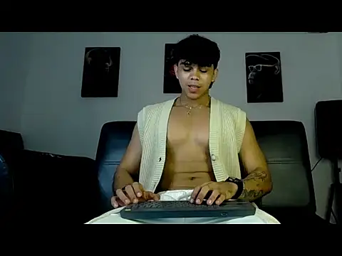 Snapshot of noahprada chatting on May 6, 3:57 am noahprada online show from May 6, 3:57 am