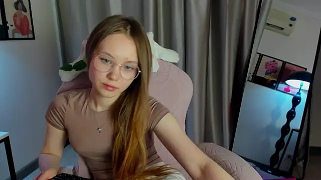 Snapshot of FloraLarsson chatting on May 7, 3:50 pm FloraLarsson online show from May 7, 3:50 pm