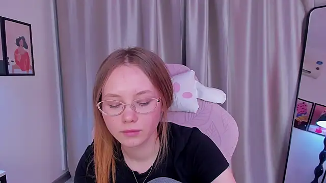 Snapshot of FloraLarsson chatting on May 8, 4:45 pm FloraLarsson online show from May 8, 4:45 pm