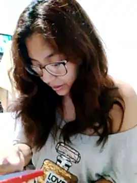 Snapshot of Grace_Moon04 chatting on June 16, 8:06 am Grace Moon04 online show from June 16, 8:06 am