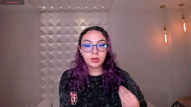 Snapshot of LoiseHarper chatting on June 15, 12:02 am LoiseHarper online show from June 15, 12:02 am