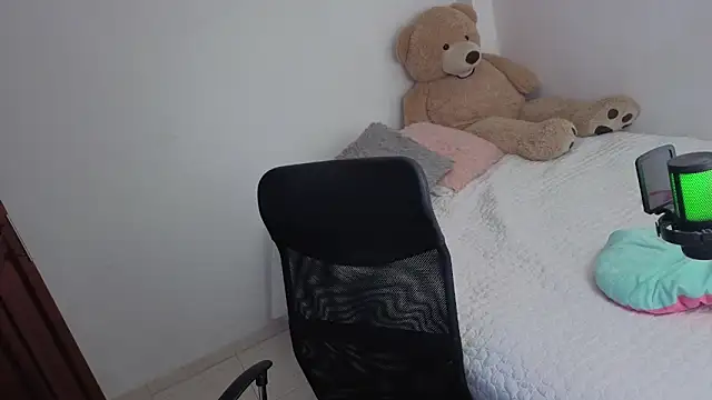 Snapshot of valerihouse_ chatting on June 21, 2:14 am valerihouse online show from June 21, 2:14 am