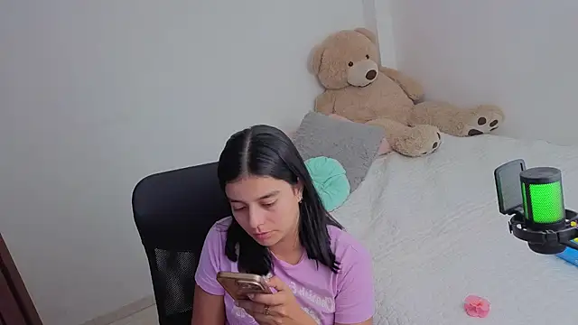 Snapshot of valerihouse_ chatting on July 1, 1:07 am valerihouse online show from July 1, 1:07 am