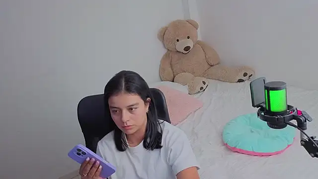 Snapshot of valerihouse_ chatting on August 1, 2:55 am valerihouse online show from August 1, 2:55 am