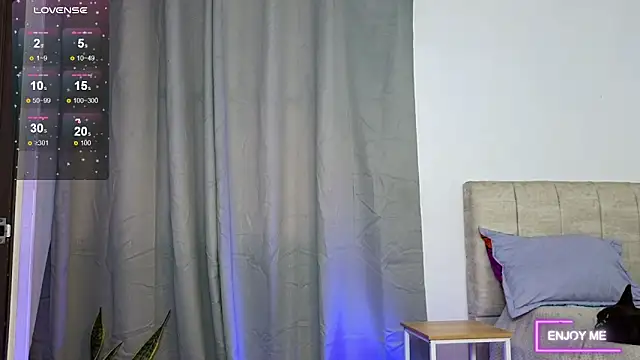 Snapshot of megangil_ chatting on June 7, 1:37 pm megangil online show from June 7, 1:37 pm
