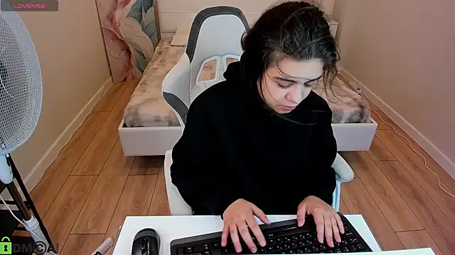 Trisha Moore online show from July 19, 1:09 am