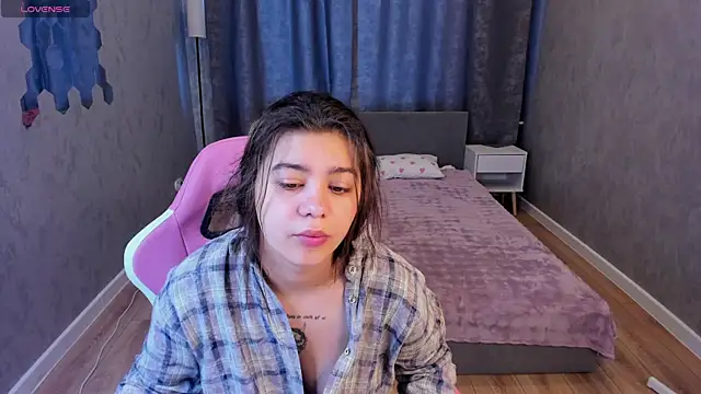 Trisha Moore online show from August 4, 1:20 am