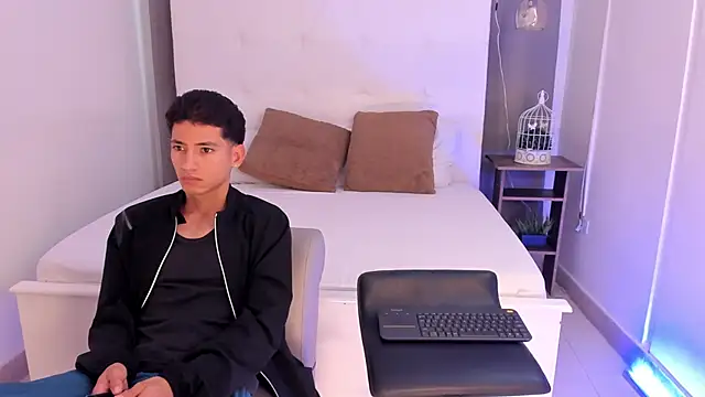 Snapshot of Alejo-and-Thiago chatting on May 19, 12:22 pm Alejo-and-Thiago online show from May 19, 12:22 pm