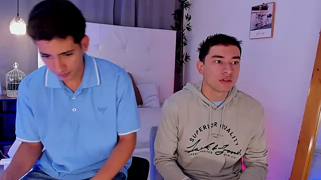 Snapshot of Alejo-and-Thiago chatting on June 4, 12:33 pm Alejo-and-Thiago online show from June 4, 12:33 pm