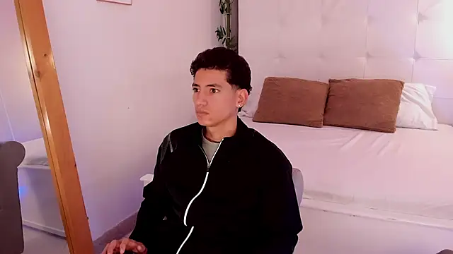 Snapshot of Alejo-and-Thiago chatting on June 8, 1:11 pm Alejo-and-Thiago online show from June 8, 1:11 pm