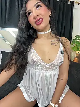 Snapshot of SabrinaX_X chatting on May 4, 9:33 pm SabrinaX X online show from May 4, 9:33 pm