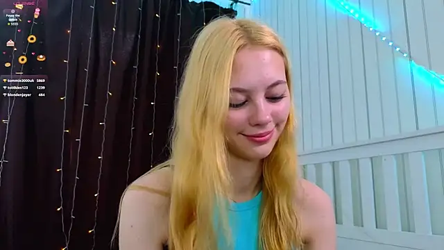 Snapshot of HarriettKitty chatting on August 2, 8:13 am HarriettKitty online show from August 2, 8:13 am
