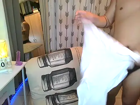 Snapshot of Ashtonfuckingboi chatting on May 12, 5:21 pm Ashtonfuckingboi online show from May 12, 5:21 pm